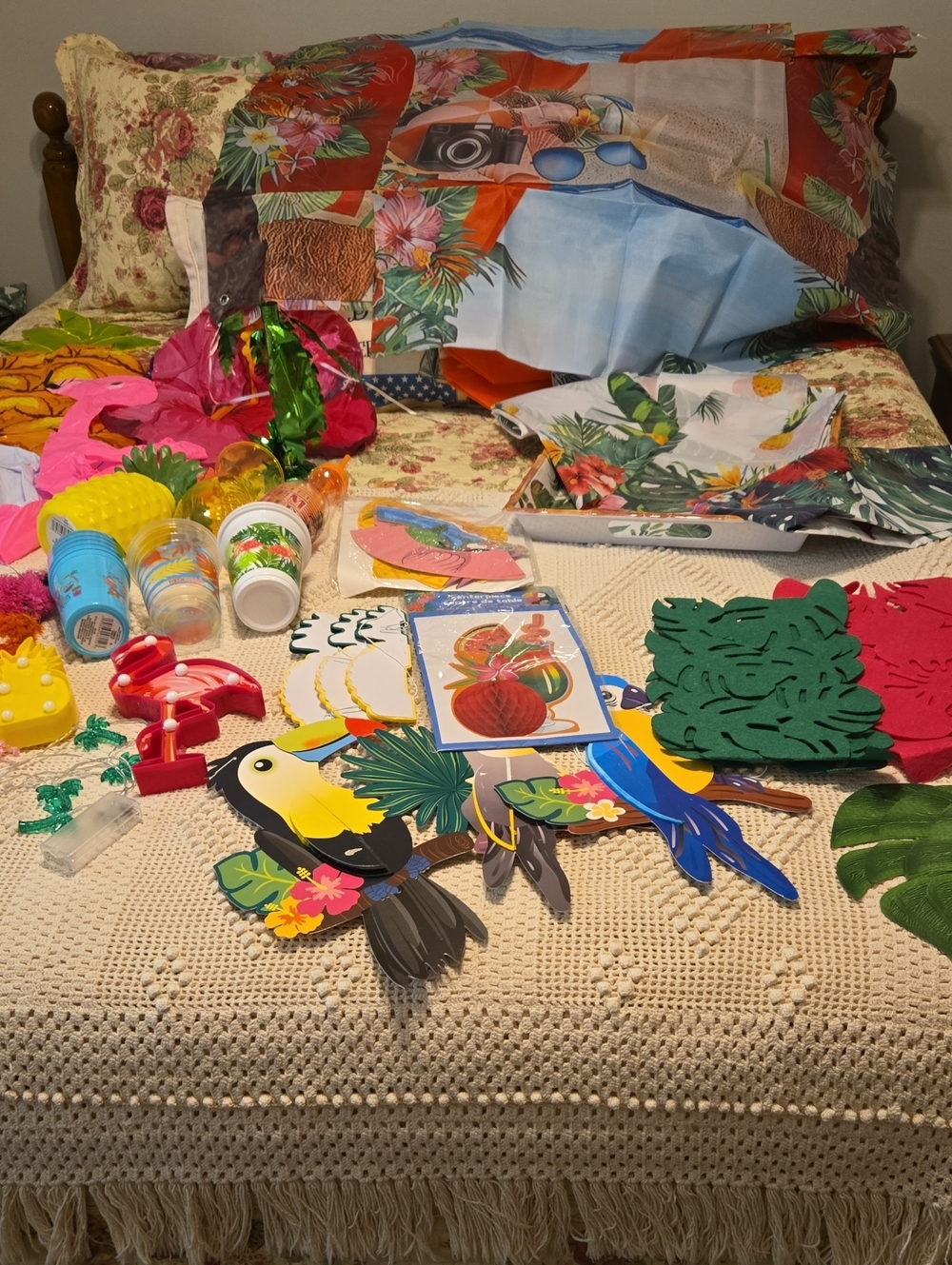 Tropical Luau Party Decor Pack - Multicolor